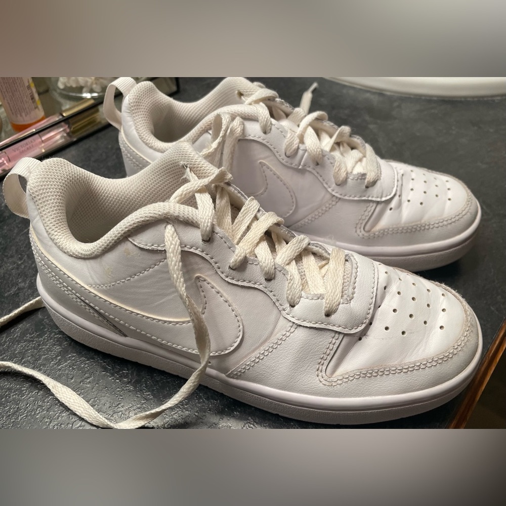 Nike Kids' Grade School Court Borough Low 2 Shoes.